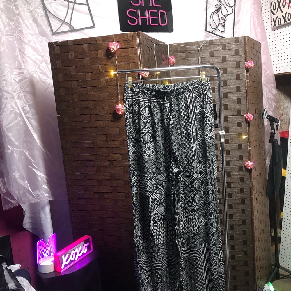 Robert Louis Black & White Printed Wide-Leg Pants
